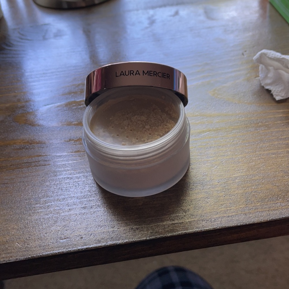 LAURA MERCIER Translucent Setting Powder ๐ - Picture 3 of 3